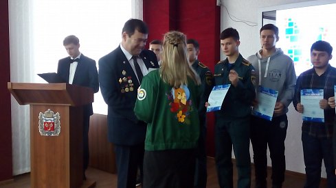Помогают волонтеры  